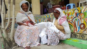 donne etiopi sedute sorridenti